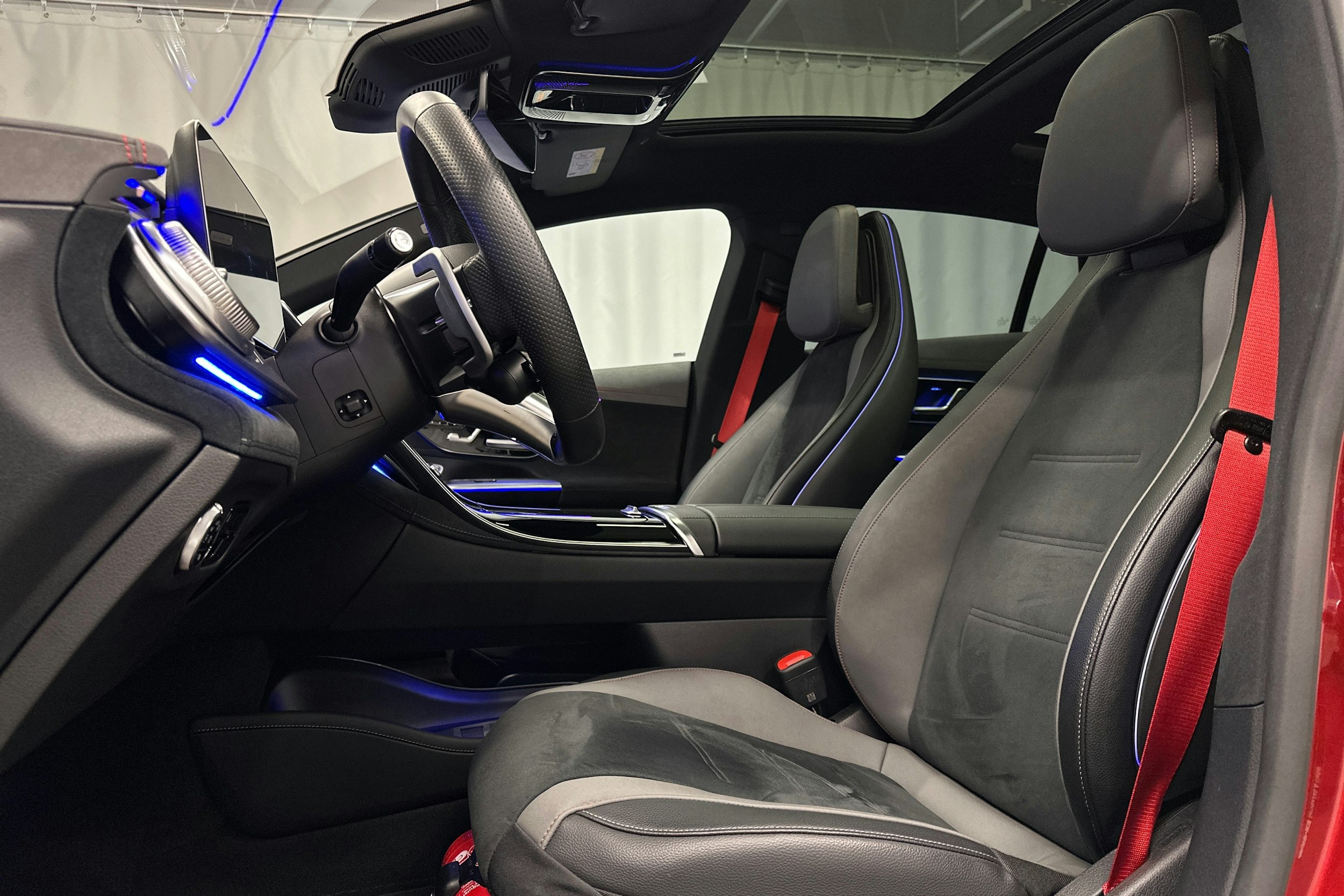 punainen Mercedes-Benz EQE 2023 kuva 31.