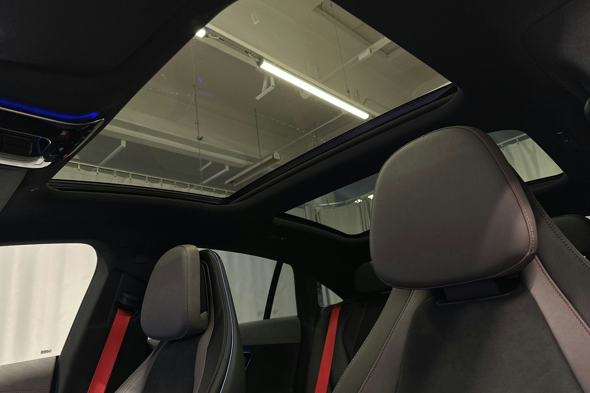 punainen Mercedes-Benz EQE 2023 kuva 32.