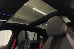 punainen Mercedes-Benz EQE 2023 kuva 32.