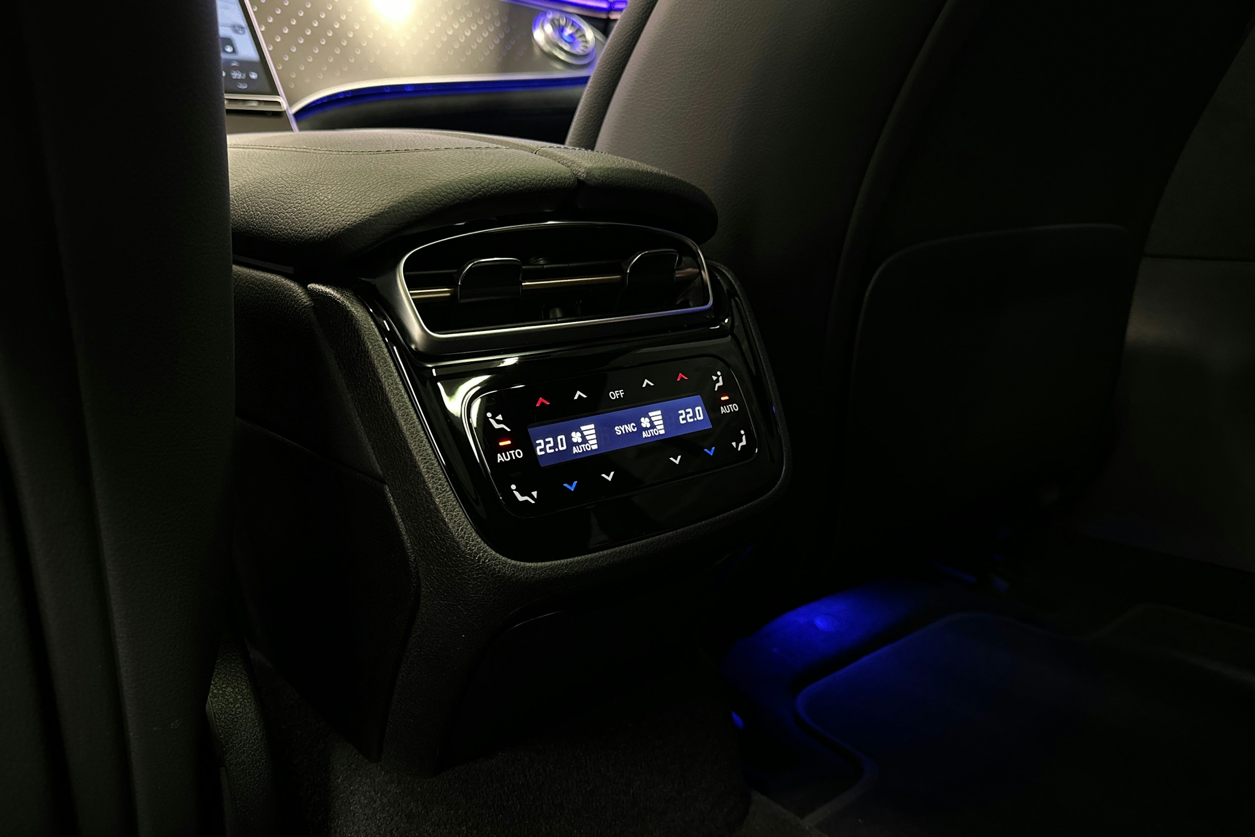 punainen Mercedes-Benz EQE 2023 kuva 33.