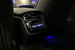 punainen Mercedes-Benz EQE 2023 kuva 33.