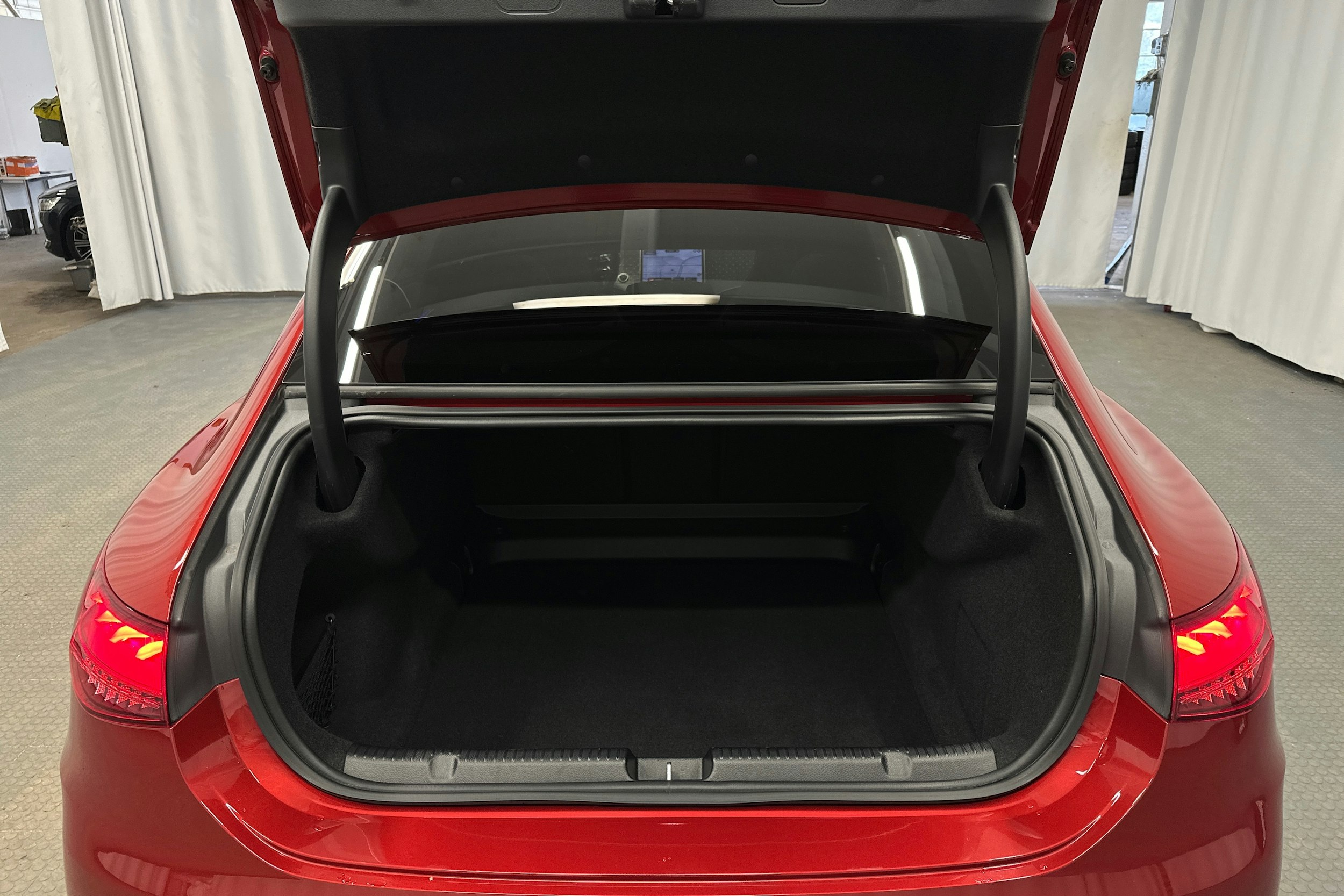 punainen Mercedes-Benz EQE 2023 kuva 34.