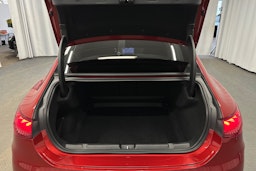 punainen Mercedes-Benz EQE 2023 kuva 34.