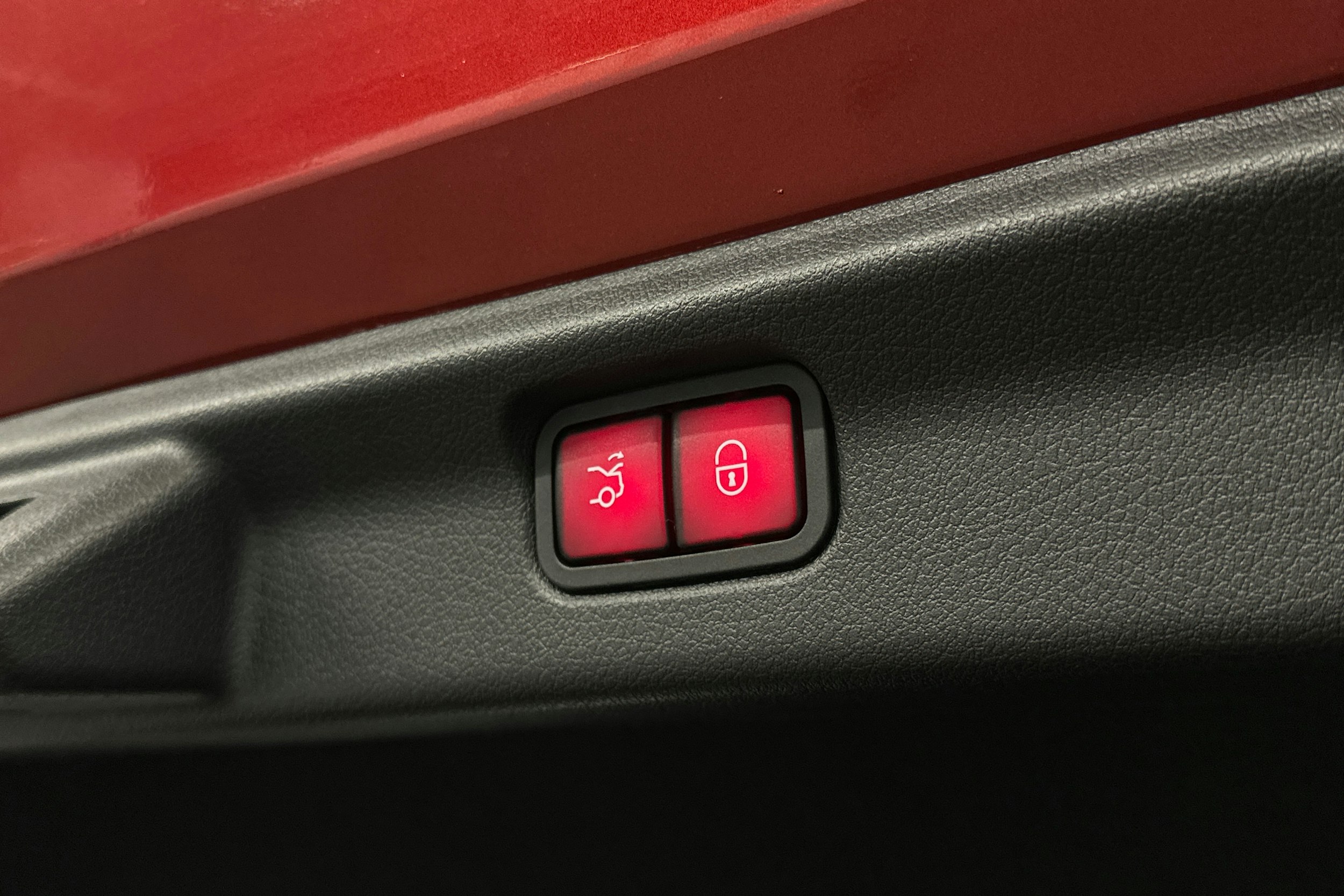 punainen Mercedes-Benz EQE 2023 kuva 35.