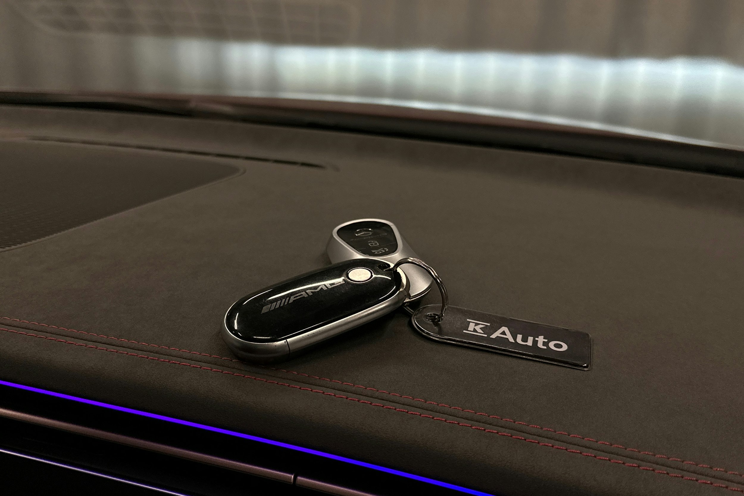 punainen Mercedes-Benz EQE 2023 kuva 36.