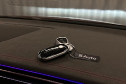 punainen Mercedes-Benz EQE 2023 kuva 36.