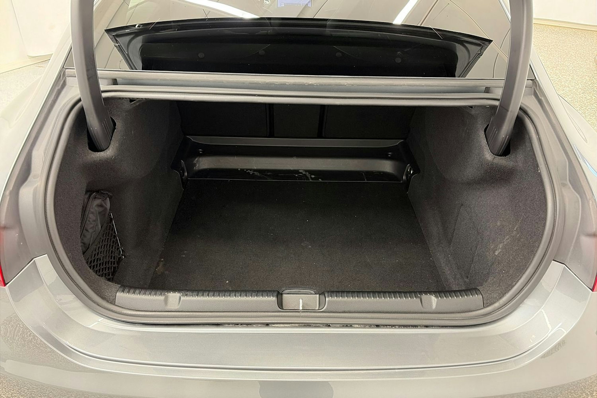 harmaa Mercedes-Benz EQE 2023 kuva 14.