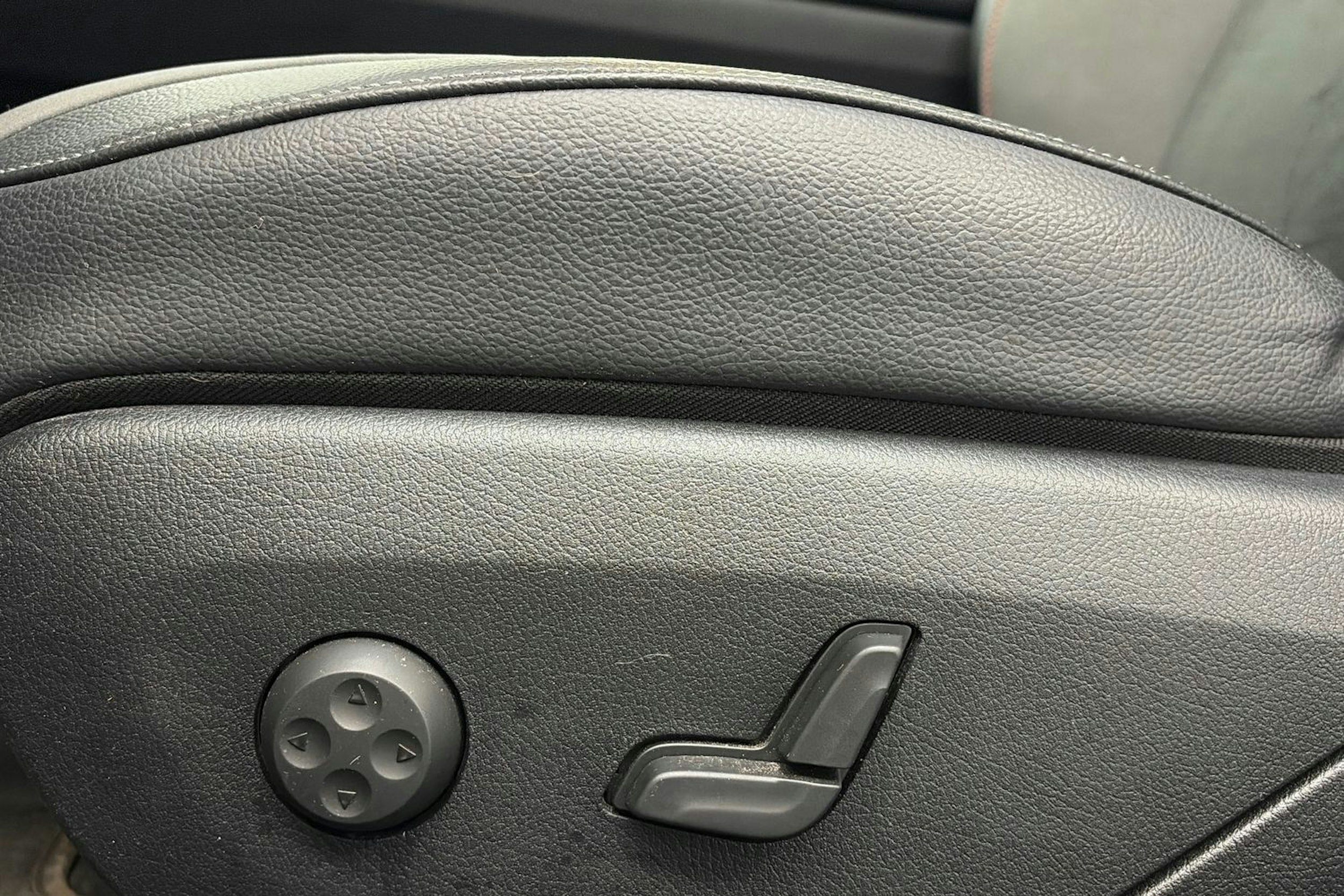 harmaa Mercedes-Benz EQE 2023 kuva 16.