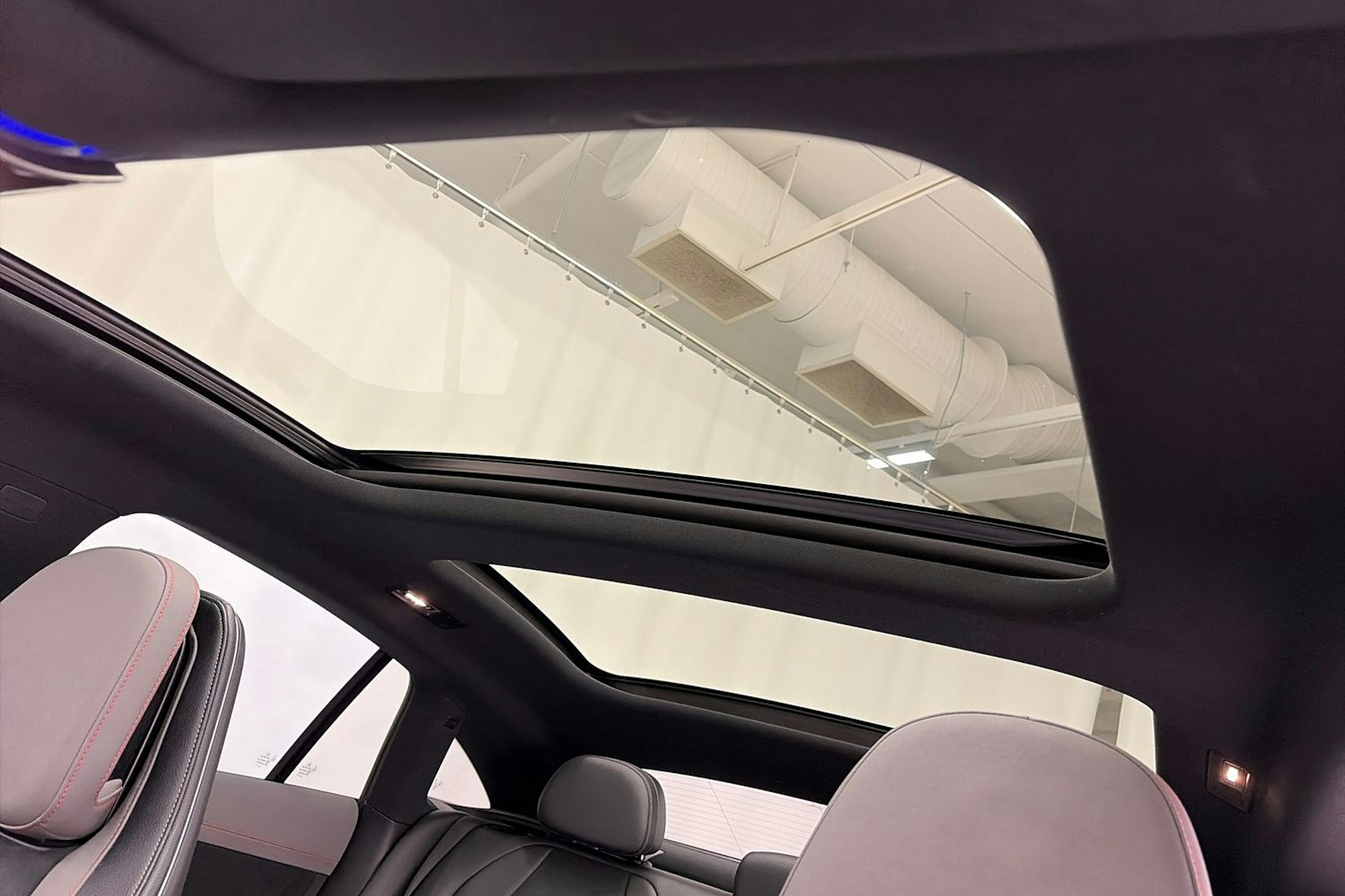 harmaa Mercedes-Benz EQE 2023 kuva 28.