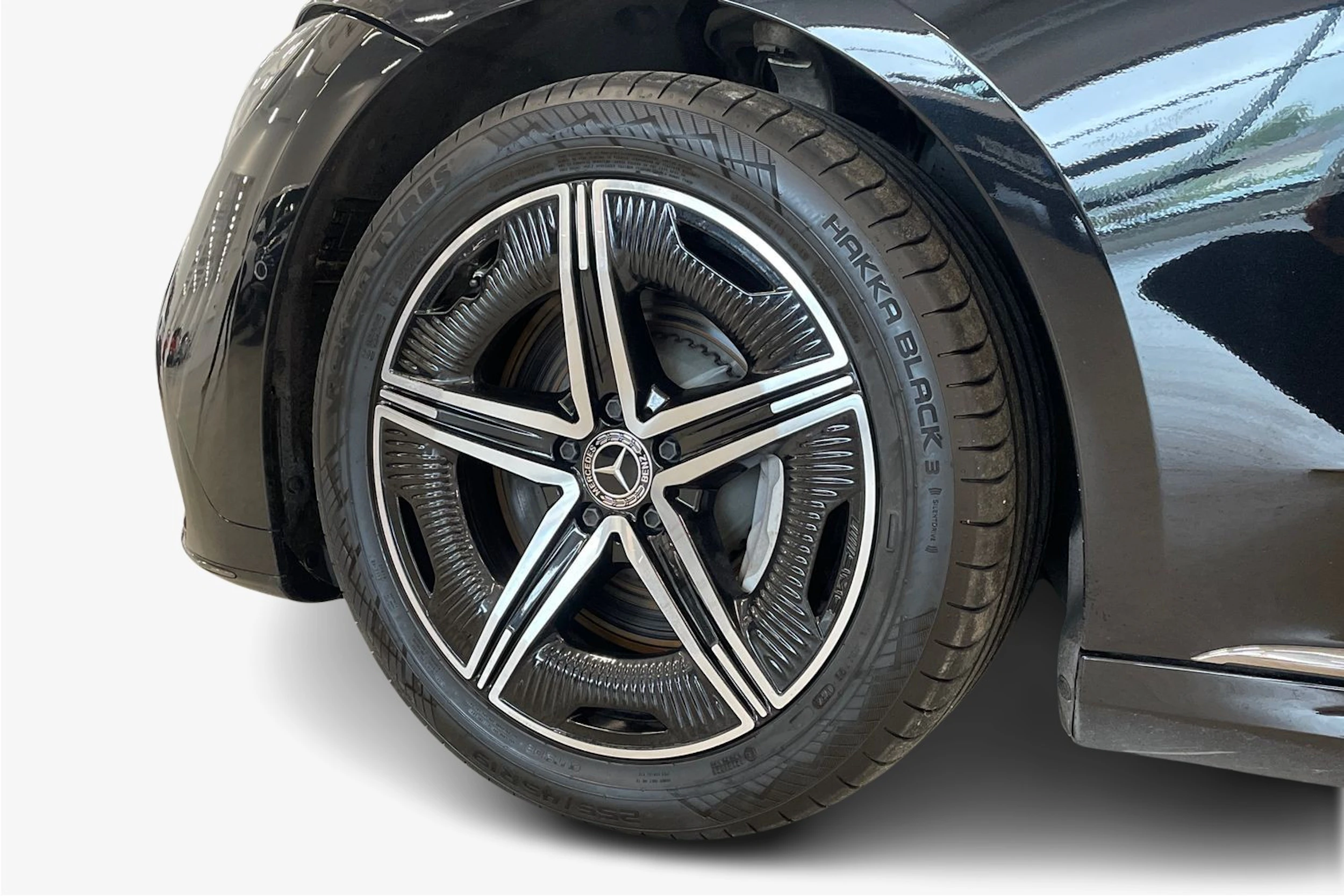musta Mercedes-Benz EQE 2023 kuva 9.