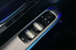 musta Mercedes-Benz EQE 2023 kuva 27.