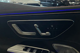 musta Mercedes-Benz EQE 2023 kuva 28.