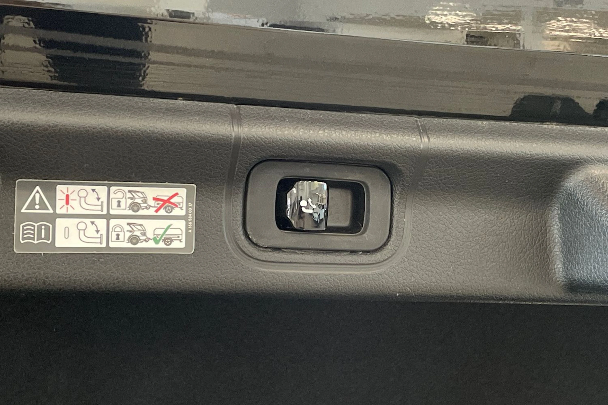 musta Mercedes-Benz EQE 2023 kuva 32.