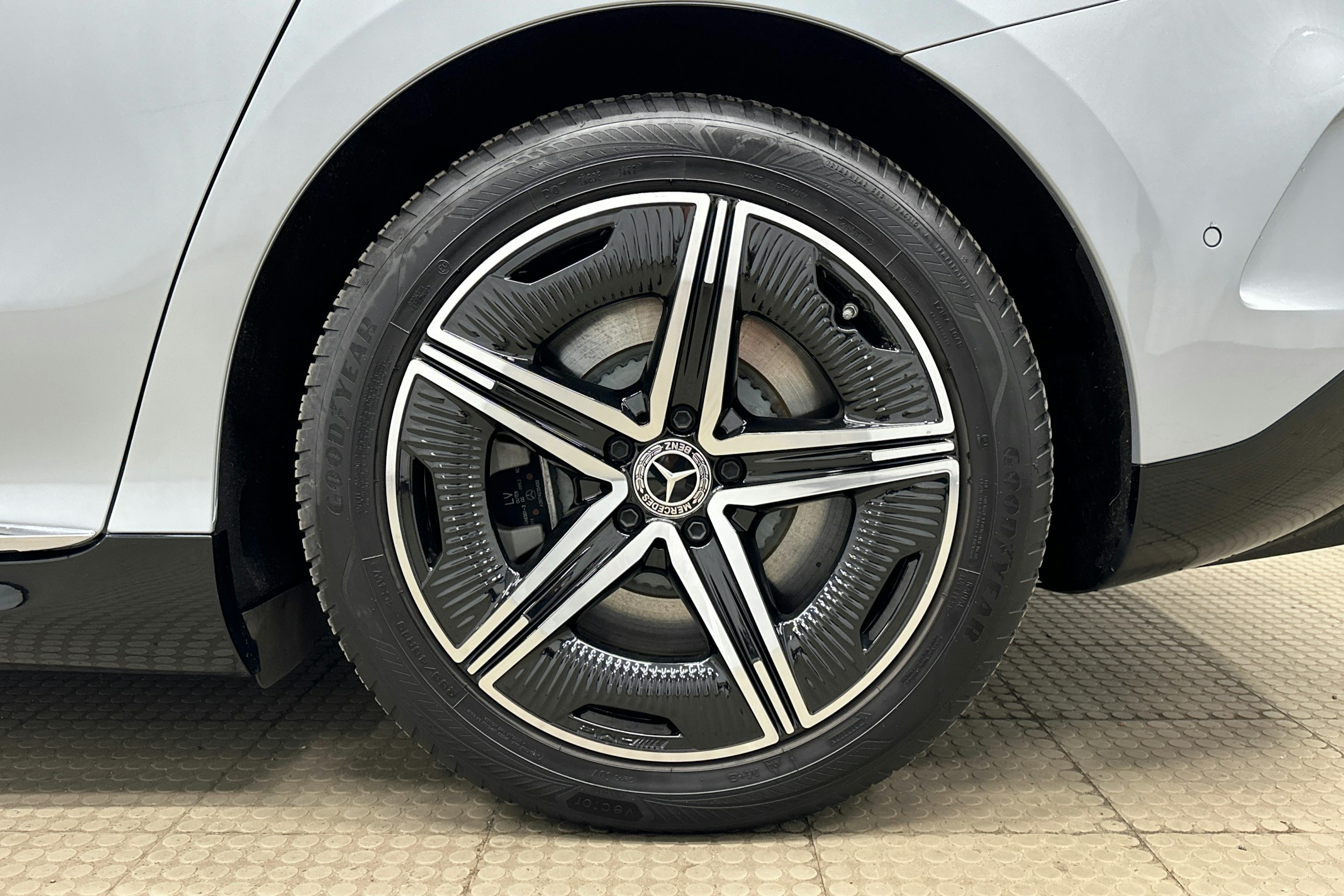 hopea Mercedes-Benz EQE 2023 kuva 13.