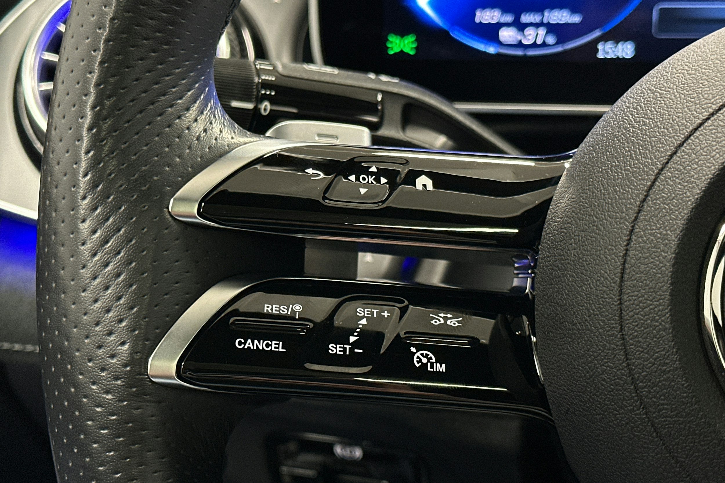 musta Mercedes-Benz EQE 2024 kuva 17.
