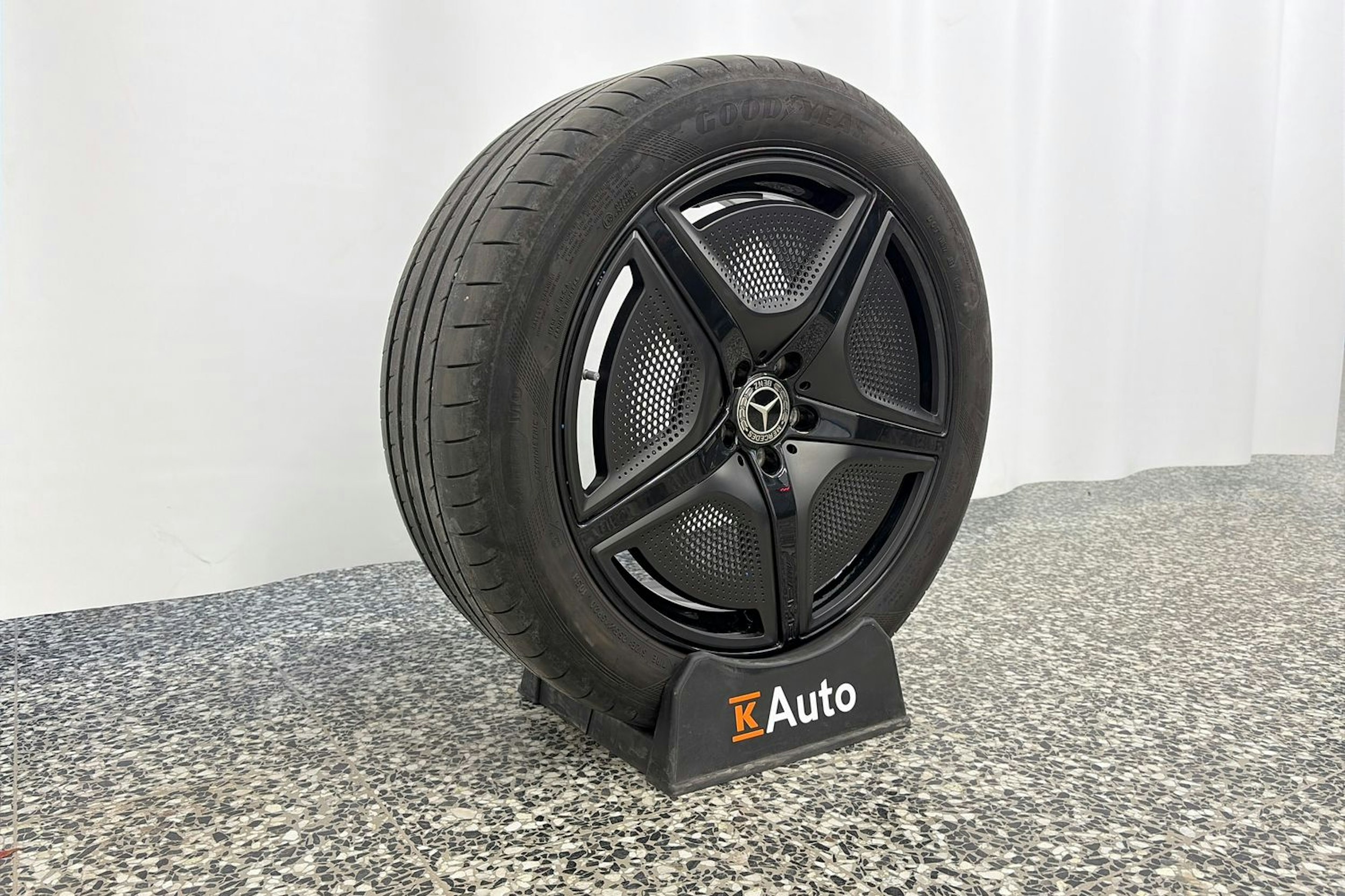 harmaa Mercedes-Benz EQE 2024 kuva 13.