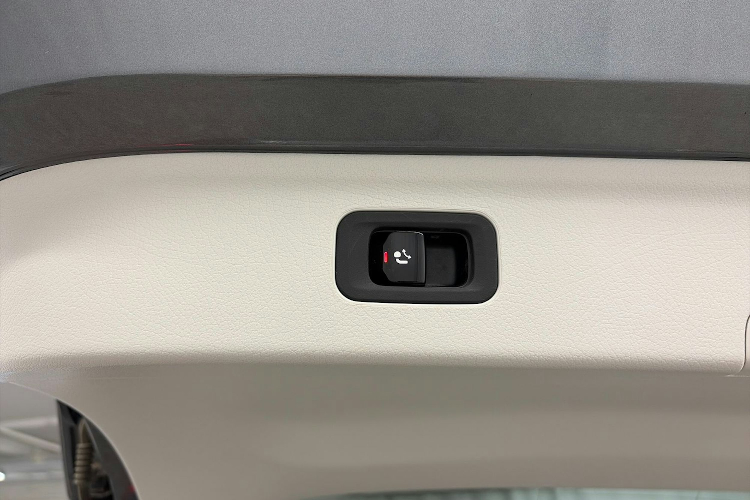 harmaa Mercedes-Benz EQE 2024 kuva 16.