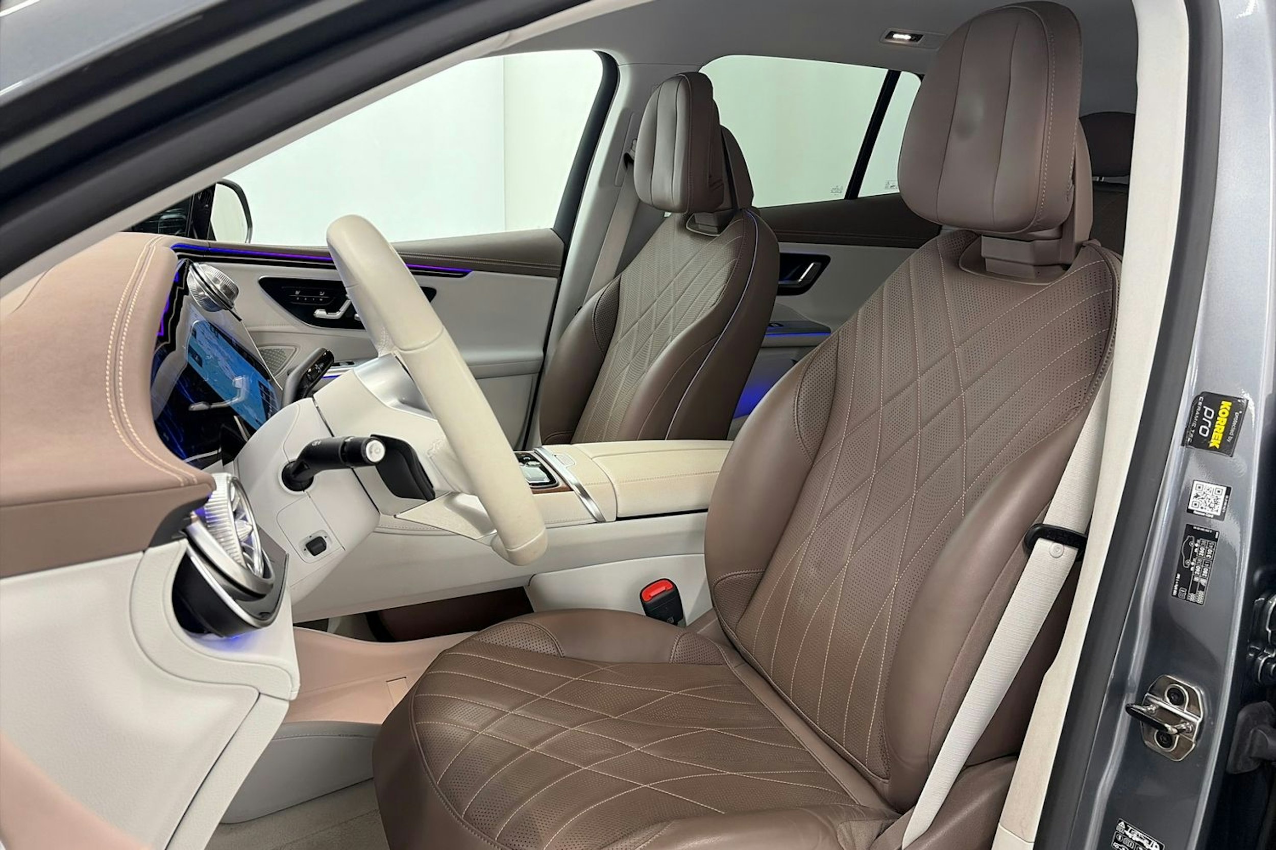 harmaa Mercedes-Benz EQE 2024 kuva 17.