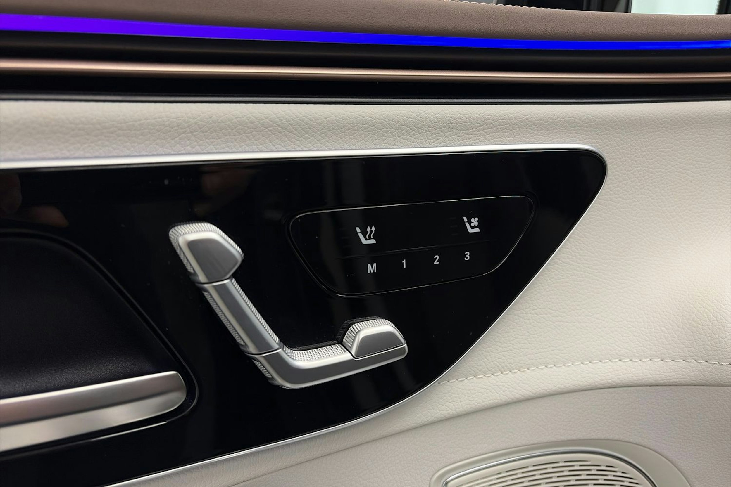 harmaa Mercedes-Benz EQE 2024 kuva 18.