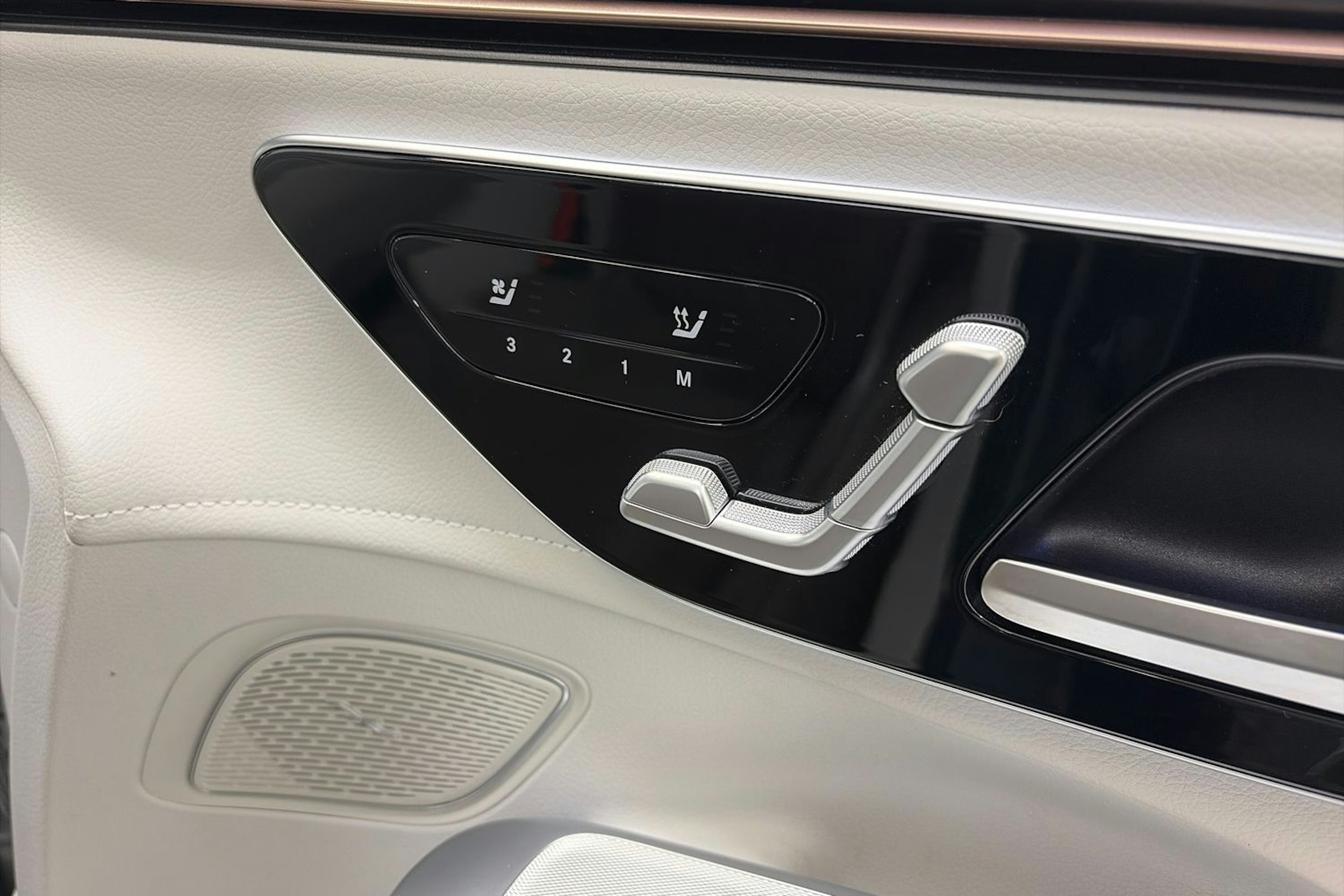 harmaa Mercedes-Benz EQE 2024 kuva 19.