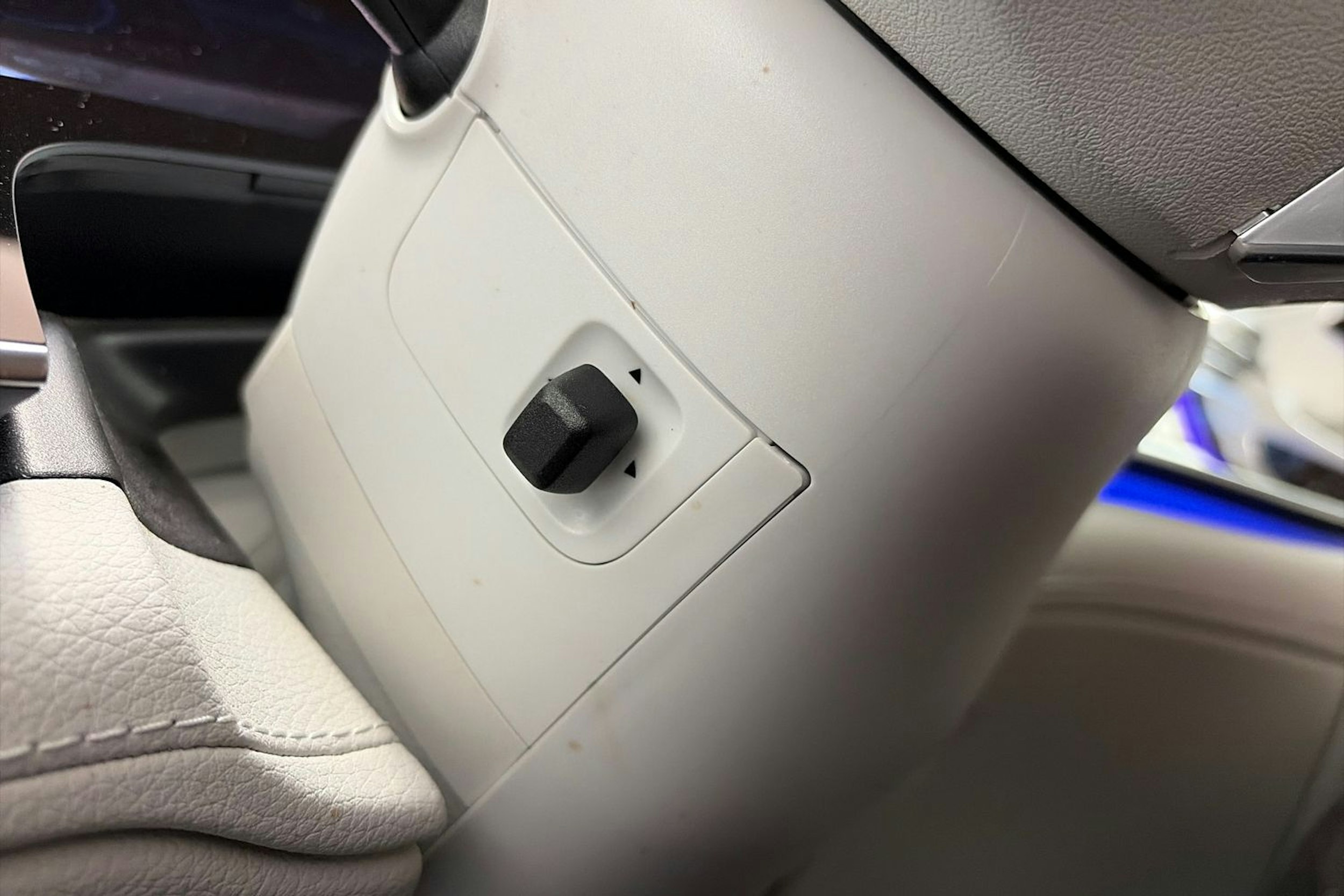 harmaa Mercedes-Benz EQE 2024 kuva 24.