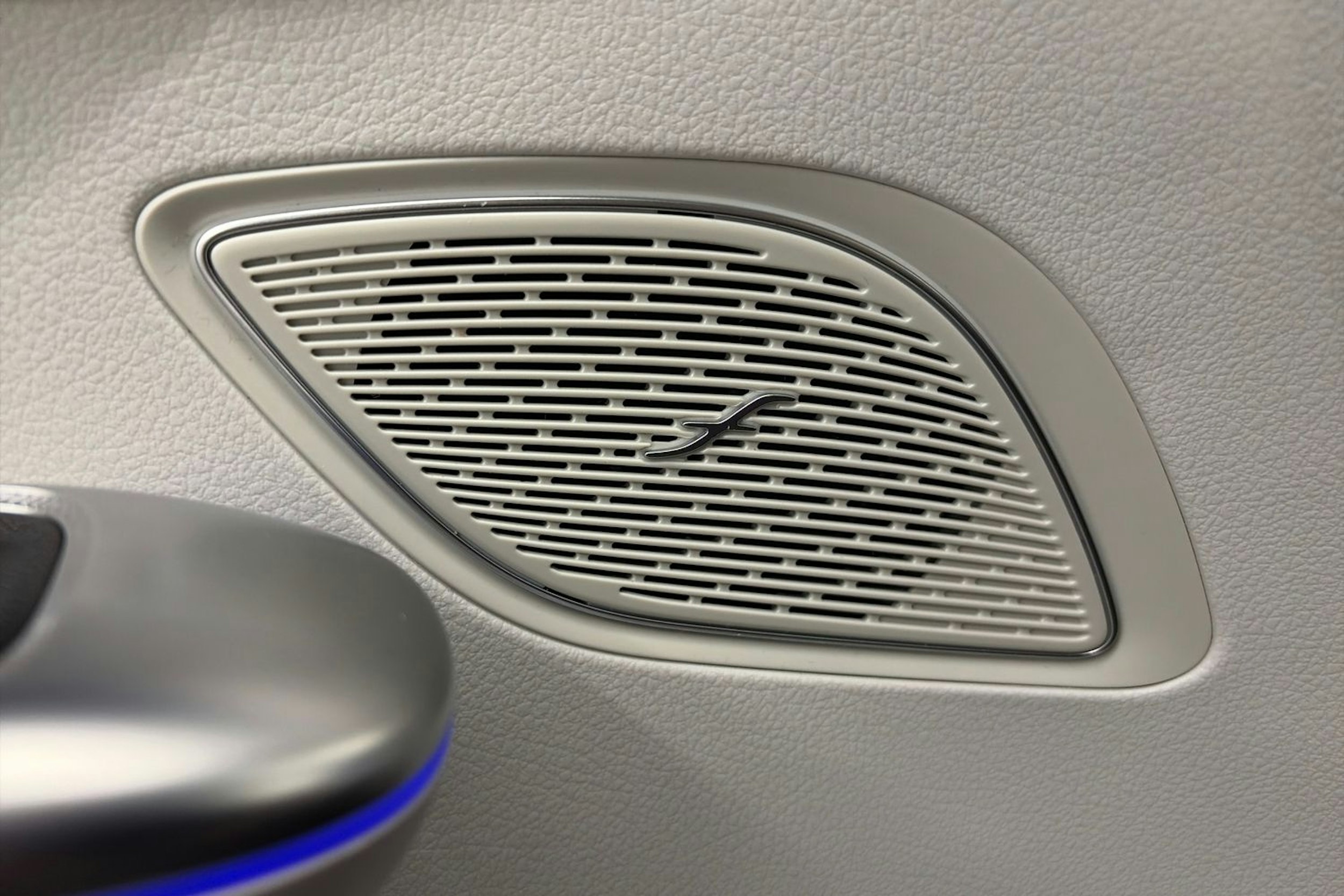 harmaa Mercedes-Benz EQE 2024 kuva 36.