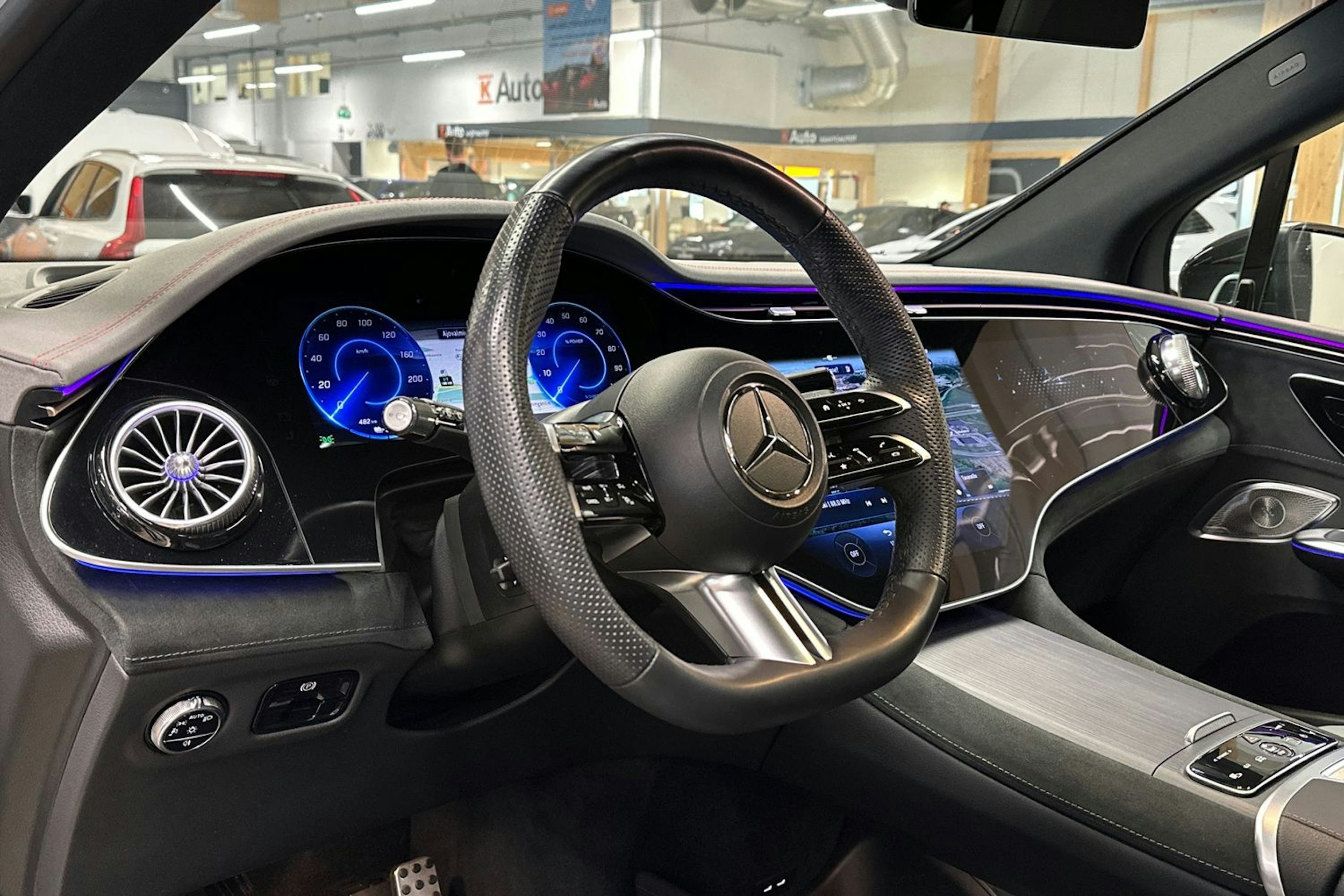 valkoinen Mercedes-Benz EQE 2024 kuva 7.