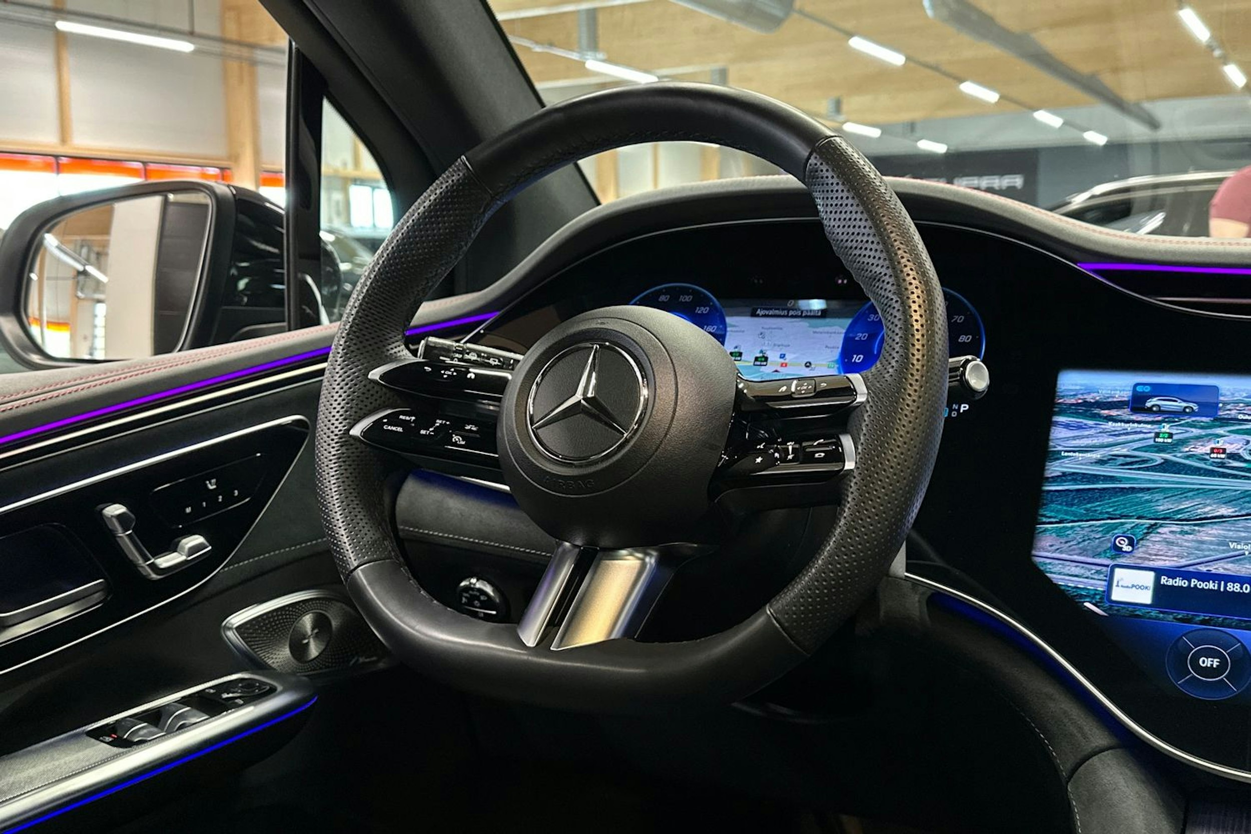 valkoinen Mercedes-Benz EQE 2024 kuva 8.