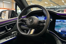 valkoinen Mercedes-Benz EQE 2024 kuva 8.