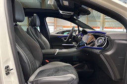 valkoinen Mercedes-Benz EQE 2024 kuva 16.