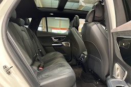 valkoinen Mercedes-Benz EQE 2024 kuva 17.