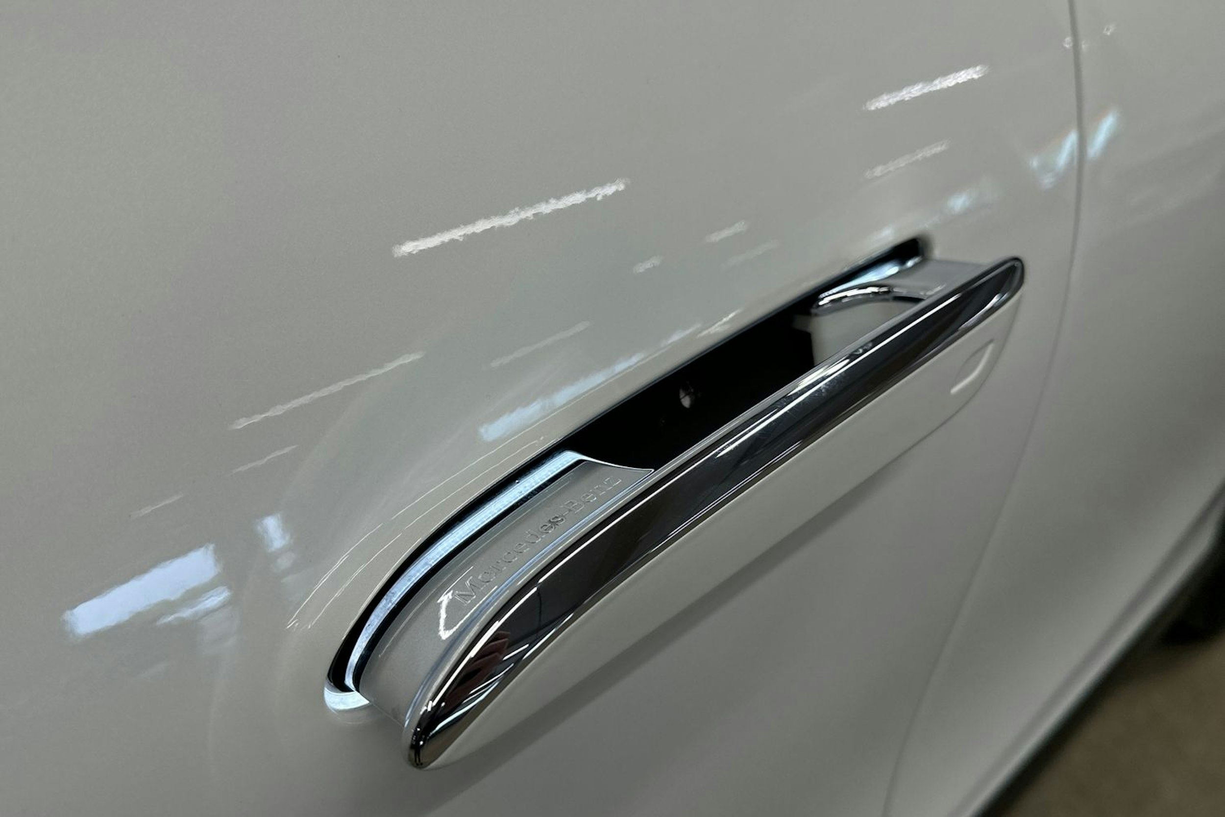 valkoinen Mercedes-Benz EQE 2024 kuva 45.