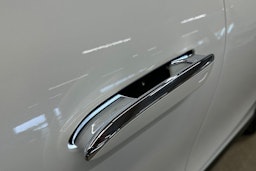 valkoinen Mercedes-Benz EQE 2024 kuva 45.
