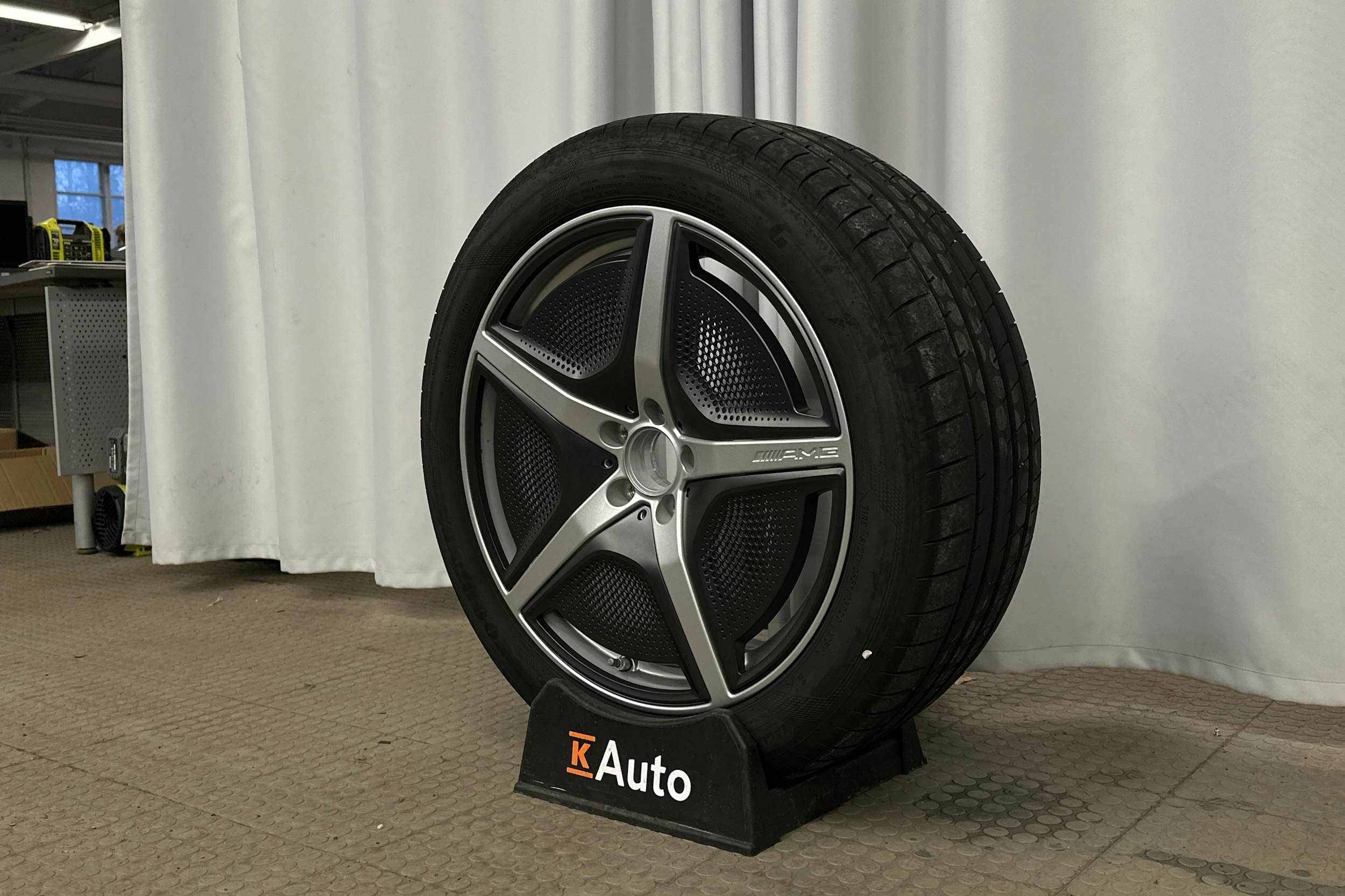 harmaa Mercedes-Benz EQE SUV 2024 kuva 13.