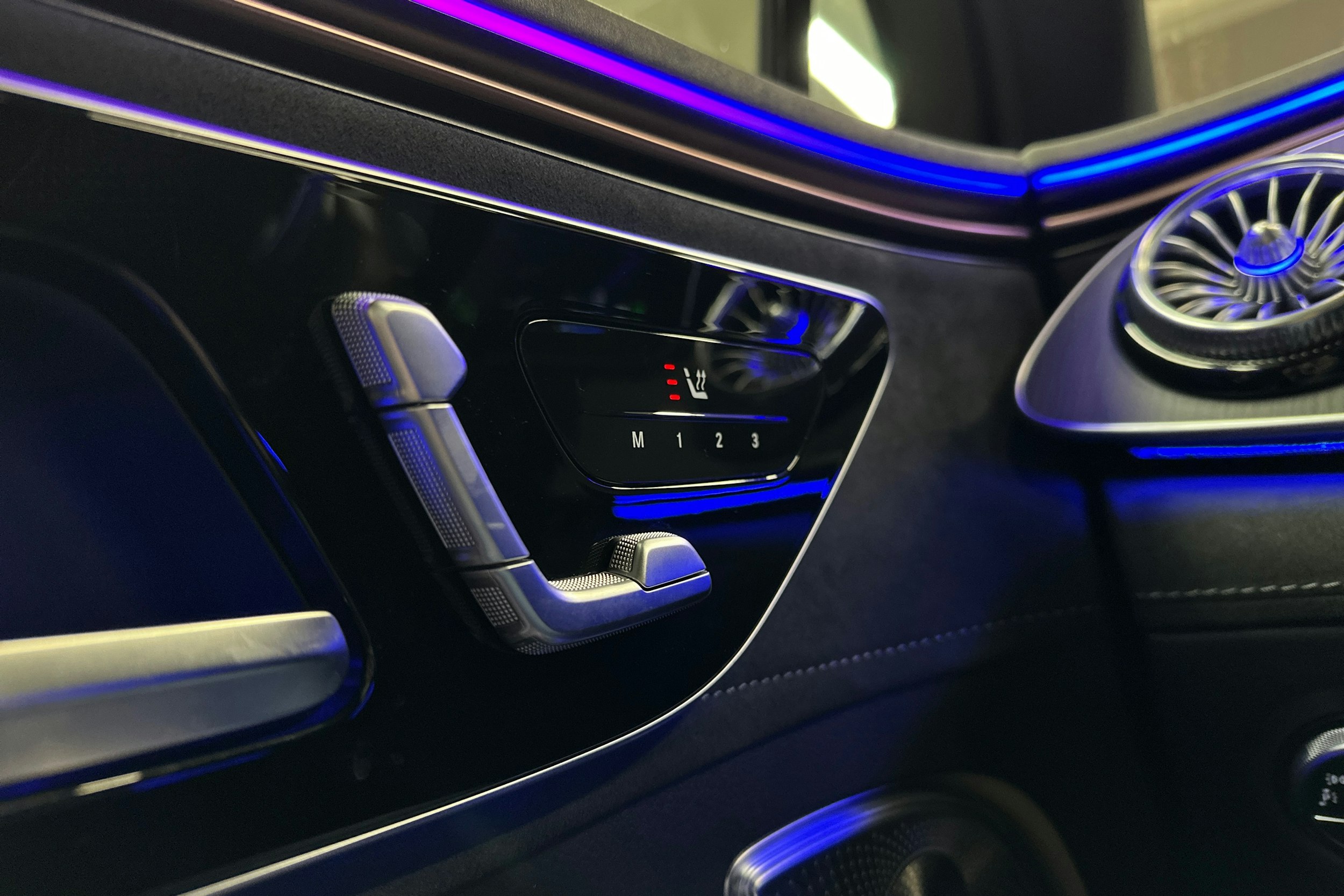 harmaa Mercedes-Benz EQE SUV 2024 kuva 28.