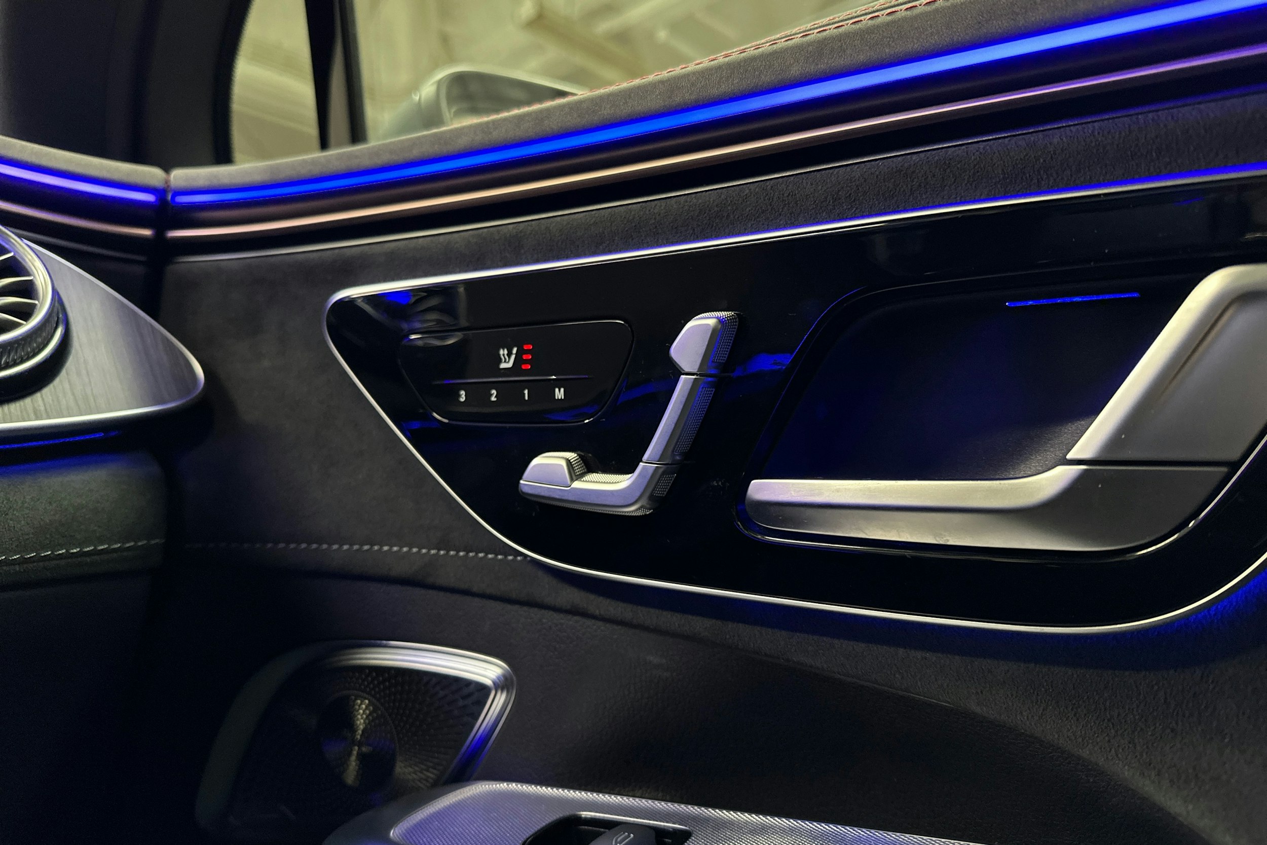 harmaa Mercedes-Benz EQE SUV 2024 kuva 29.