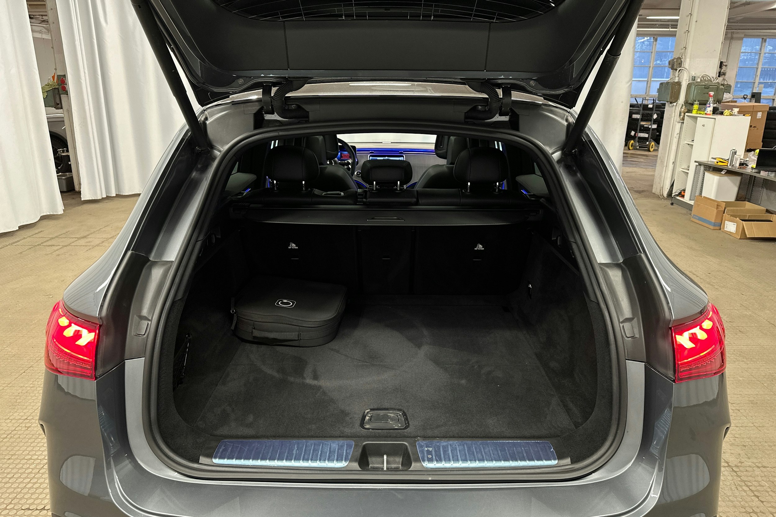 harmaa Mercedes-Benz EQE SUV 2024 kuva 34.