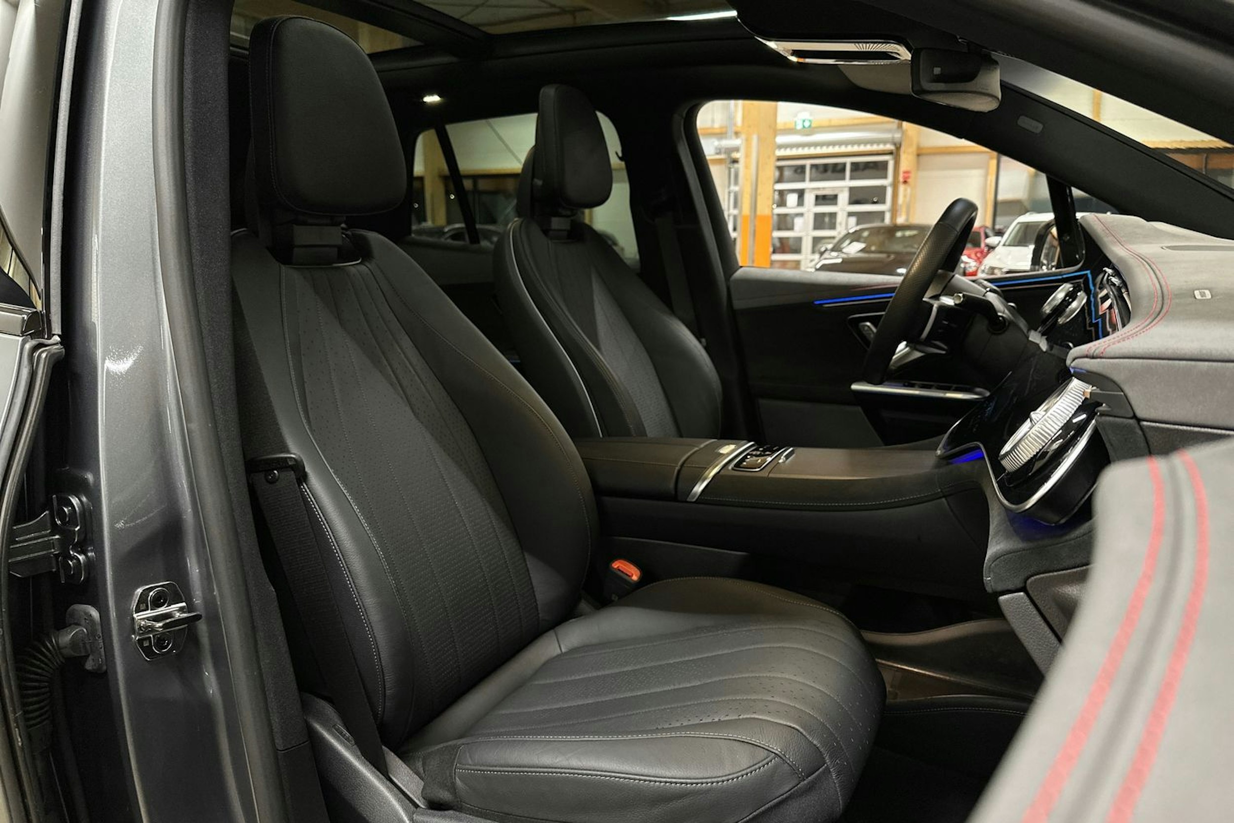 harmaa Mercedes-Benz EQE SUV 2024 kuva 14.