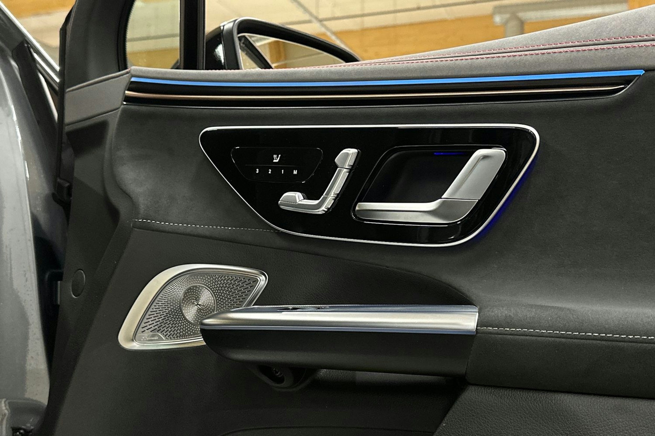 harmaa Mercedes-Benz EQE SUV 2024 kuva 15.