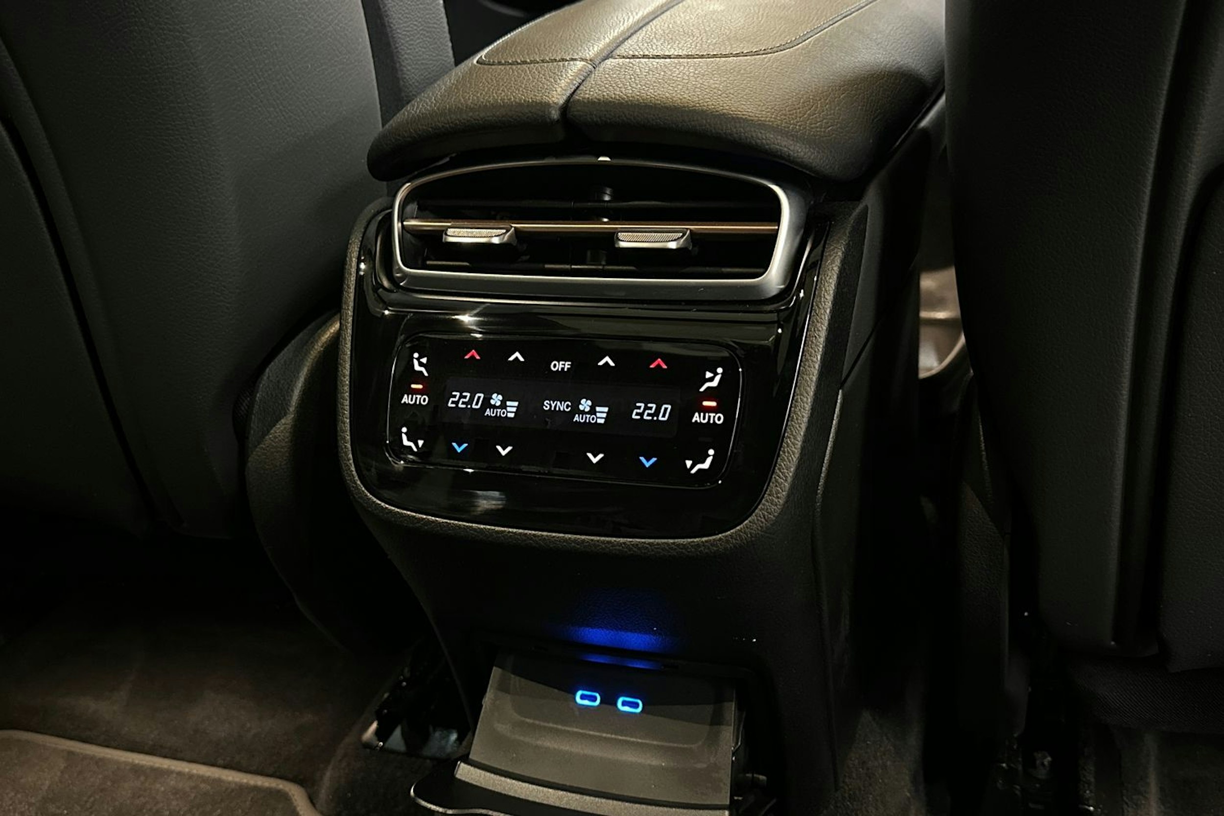 harmaa Mercedes-Benz EQE SUV 2024 kuva 17.