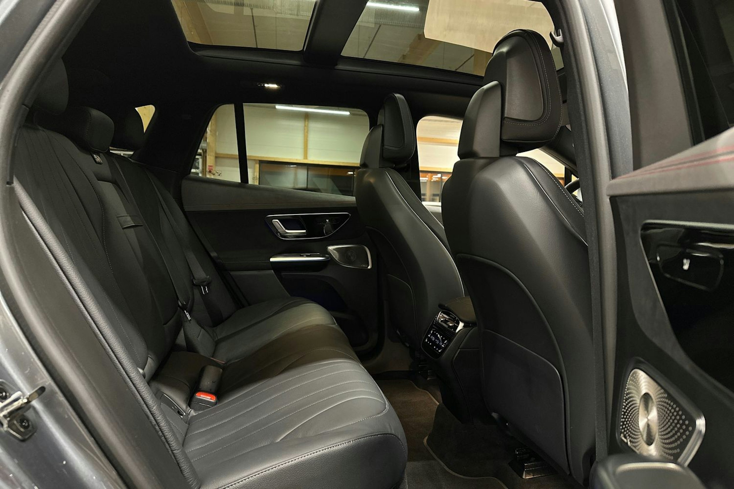 harmaa Mercedes-Benz EQE SUV 2024 kuva 18.