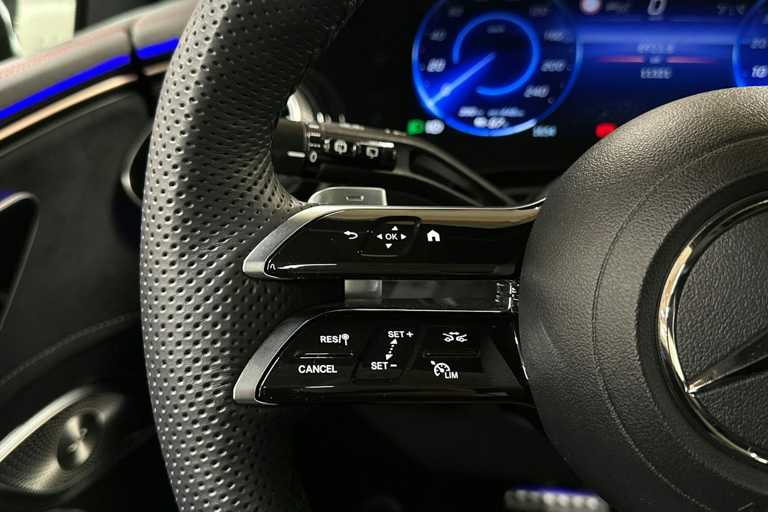 harmaa Mercedes-Benz EQE SUV 2024 kuva 34.