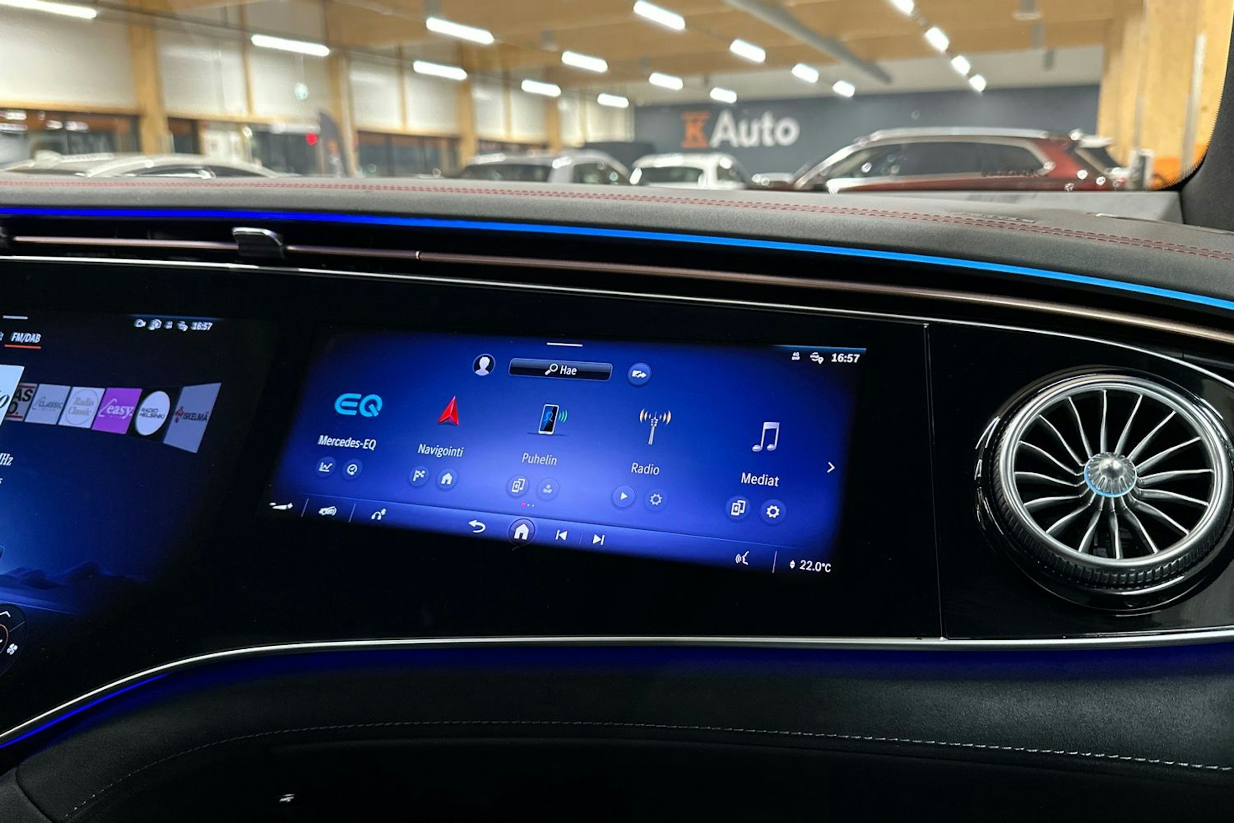 harmaa Mercedes-Benz EQE SUV 2024 kuva 38.