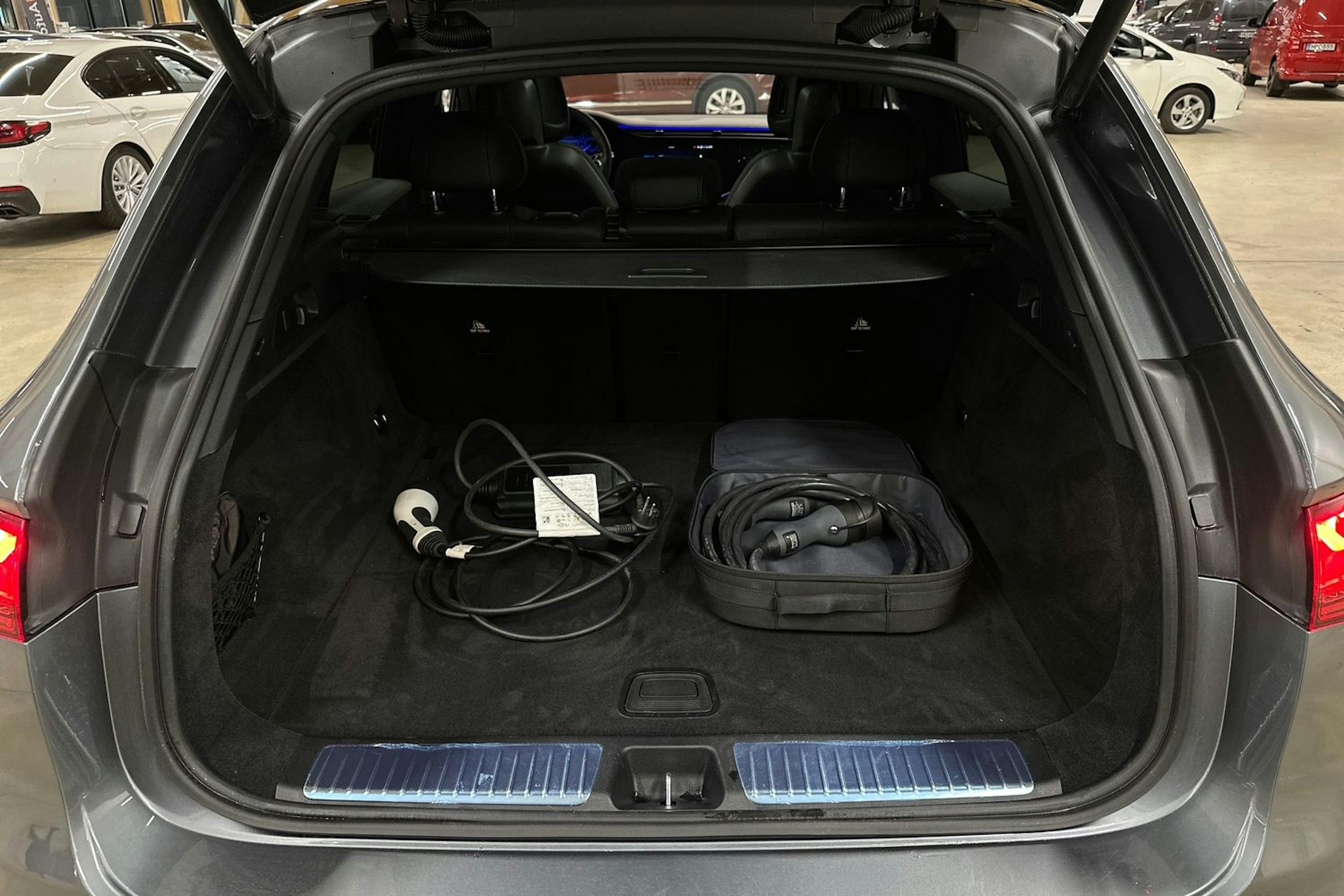 harmaa Mercedes-Benz EQE SUV 2024 kuva 39.