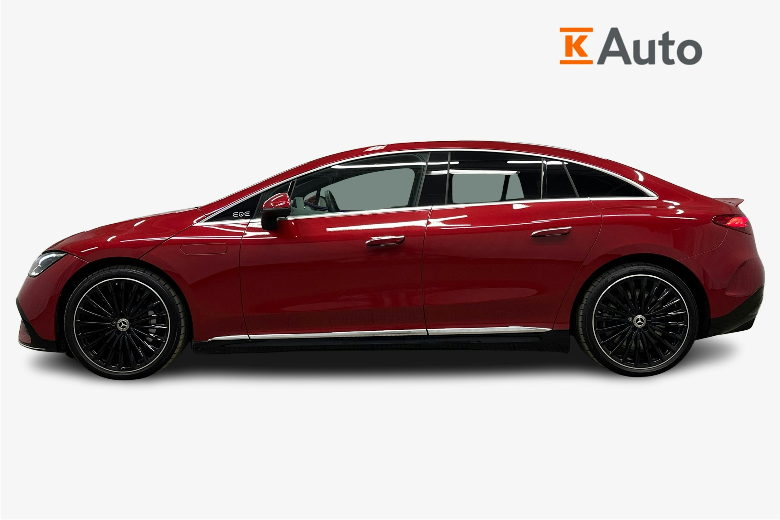 punainen Mercedes-Benz EQE 2025 kuva 6.