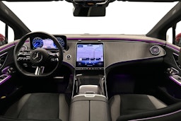 punainen Mercedes-Benz EQE 2025 kuva 9.
