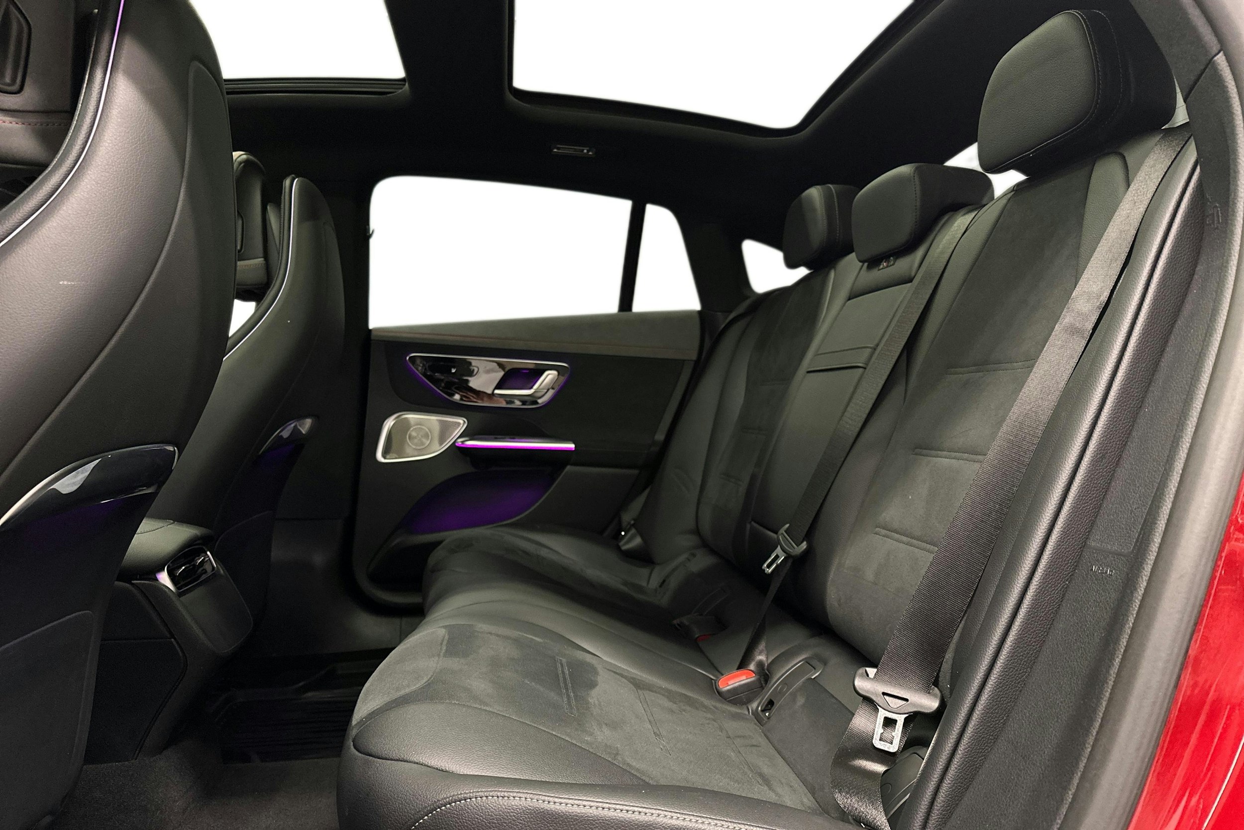 punainen Mercedes-Benz EQE 2025 kuva 10.