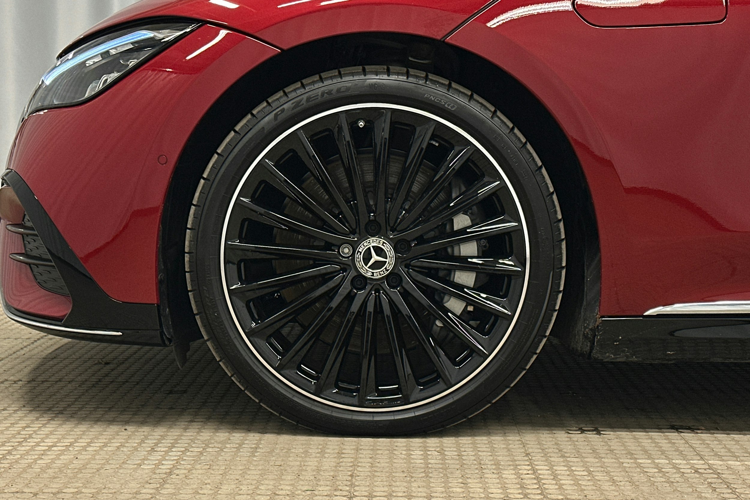 punainen Mercedes-Benz EQE 2025 kuva 11.