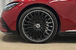 punainen Mercedes-Benz EQE 2025 kuva 11.