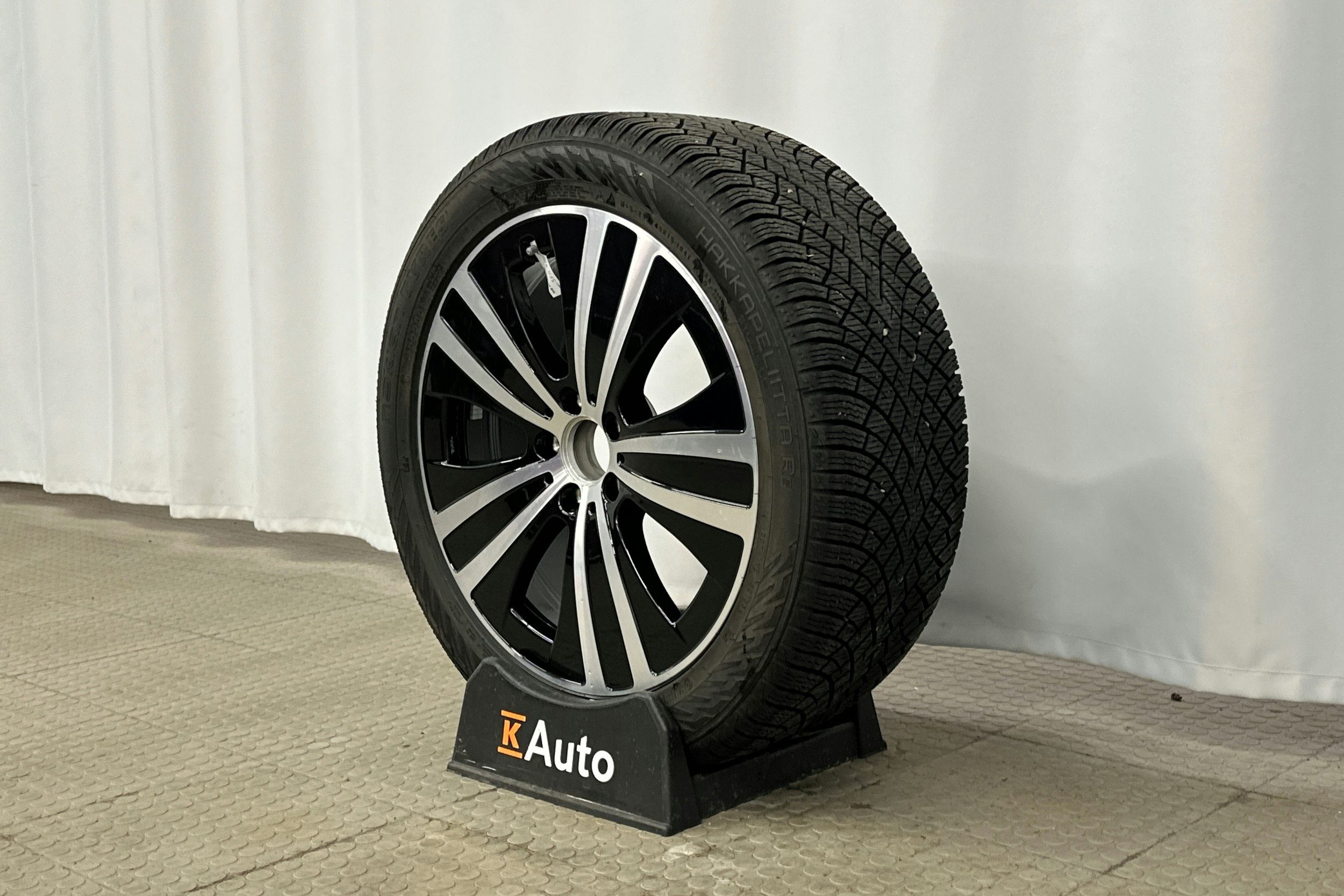 punainen Mercedes-Benz EQE 2025 kuva 13.